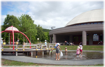 カムイの杜公園の遊水池とわくわくエッグ