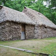 チセ（伝統的なアイヌ住居）
アイヌの人たちの住居「チセ」３棟を復元展示しています。（旭川市博物館）