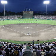 スタルヒン球場　2013年6月、北海道で初めてのプロ野球屋外ナイター試合開催（写真：2013年8月13日 北海道日本ハムファイターズ－オリックス・バファローズ）