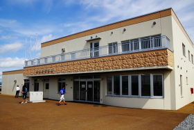 東光スポーツ公園球技場（管理棟）