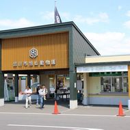 公園に隣接する旭山動物園（正門）